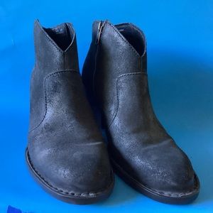 Born ankle boots /w distressed finish.